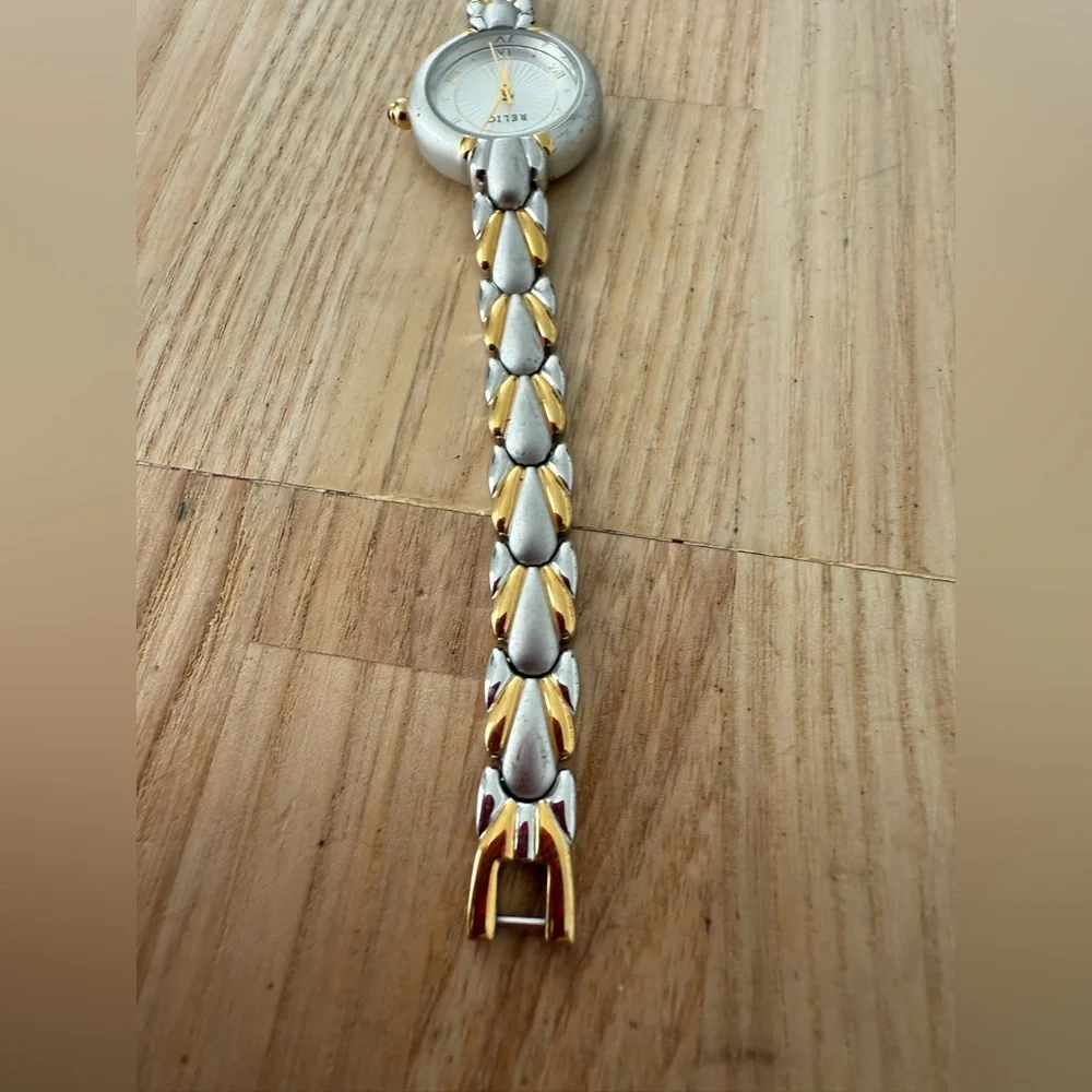 Relic ladies two tone watch NEW BATTERY